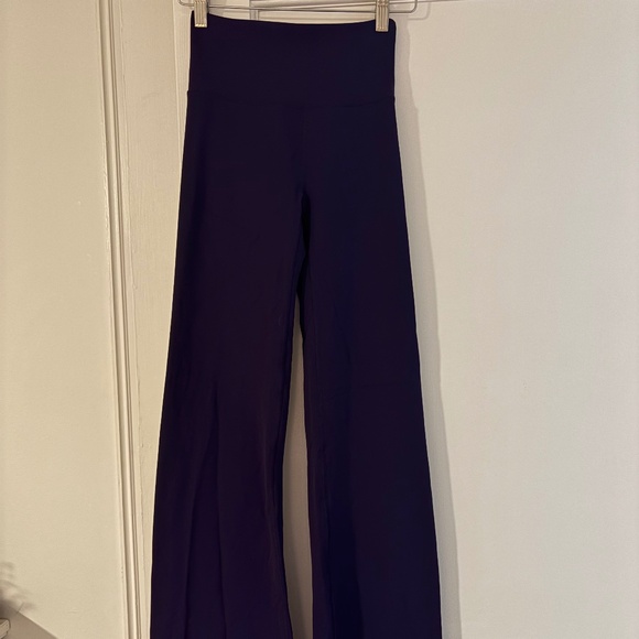 Vuori AllTheFeels Slim Flare Legging in Blue Coast- XS - Picture 2 of 4